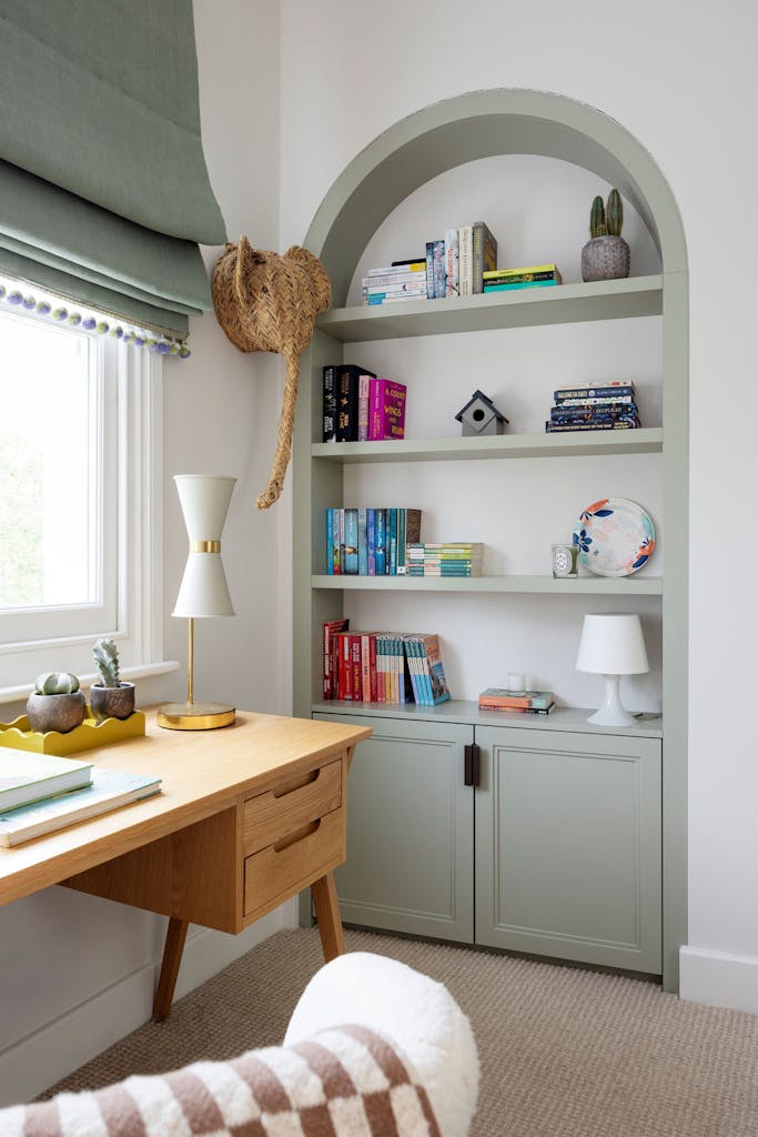 Blenheim bespoke joinery bookshelves cabinetry hux london zulufish david hunt table lamp